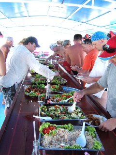 По пути на остров Джеймса Бонда на борту был организован обед. Обед был вкусен и съедобен (фото)